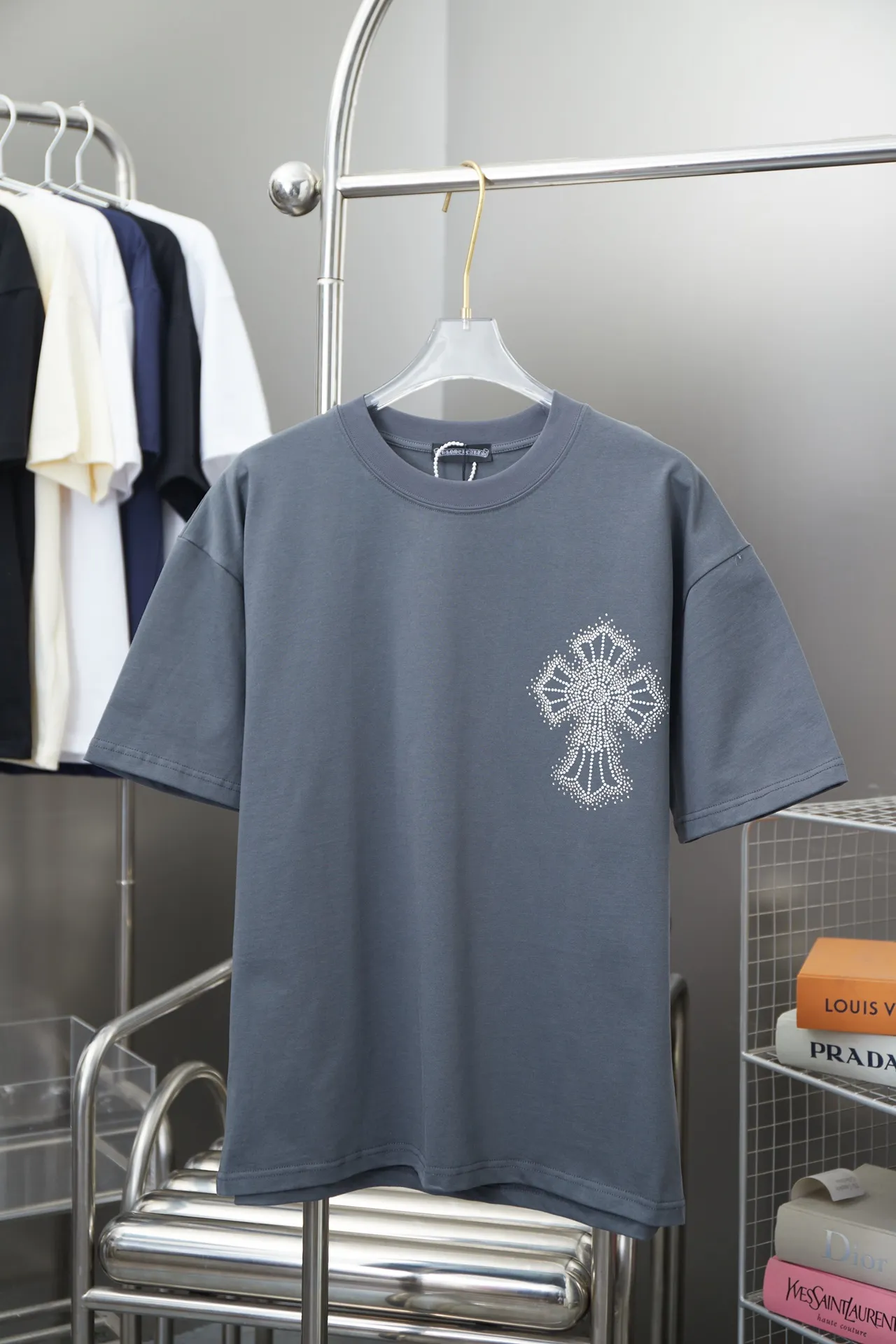 🅿️200 Chrome Hearte 25SS early spring new model, hot diamond short sleeves, light luxury, essential item for daily commuting for men and women, correct version, welcome to compare, detailed features · 280 grams of 100% pure cotton double yarn jersey fabric · Special thickened 32 pieces of double-strand 1X1 thread in the same vat custom dyeing · Imported Australian matte pearlescent diamonds · Double needle stitching and cross-stitching technology · Original main mark, washed tag, brand moisture-proof paper packaging Color: black/white/grey Size: S/M/L/XL